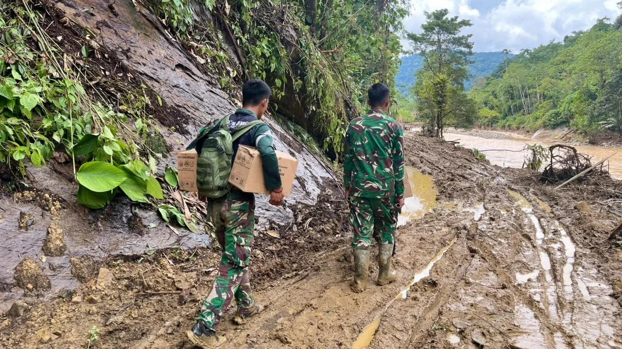 Personel kesehatan dari Brigif TP 90/Yudha Giri Dhanu dan Yonif TP 854/Dharma Kersaka Kodam Iskandar Muda menyalurkan obat-obatan ke Desa Pameu dan Desa Lut Jaya, Aceh Tengah, Selasa (09/08/2025).