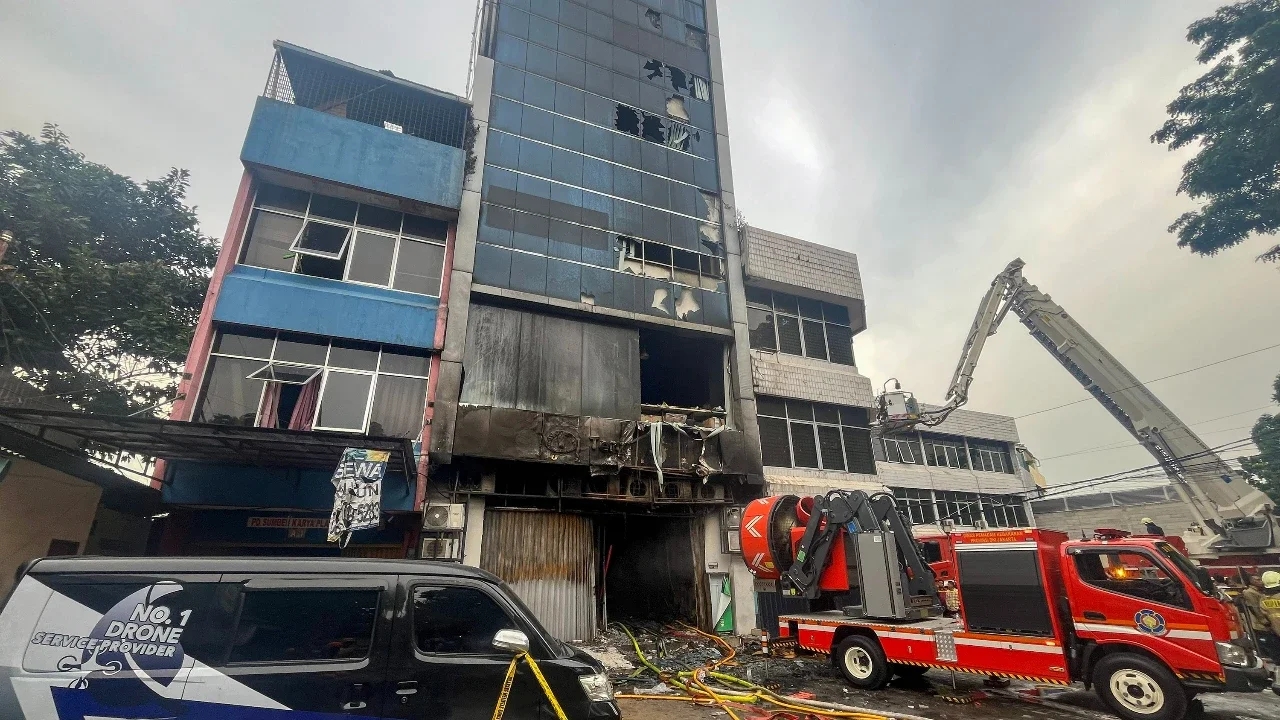 Mobil Smoke Removal Unit (SRU) mengeluarkan asap  di lokasi kebakaran  di gedung perkantoran Terra Drone di Jalan Letjen Suprapto, Cempaka Baru, Kemayoran, Jakarta Pusat Selasa (09/12/2025).