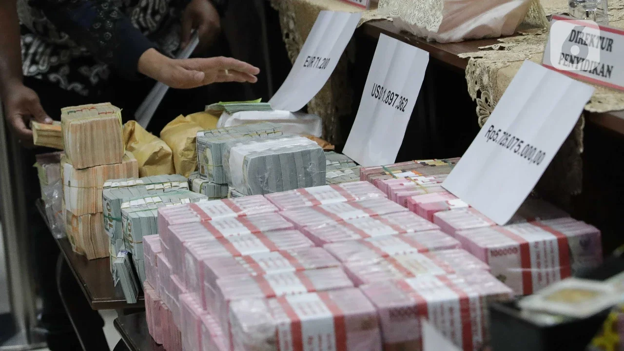 Direktur Penyidikan Jaksa Agung Muda Bidang Tindak Pidana Khusus Kejagung Abdul Qohar mengatakan penetapan tersangka dilakukan penyidik usai menangkap Zarof Ricar di wilayah Bali, pada Kamis (24/10/2024) sore. (Liputan6.com/Herman Zakharia)