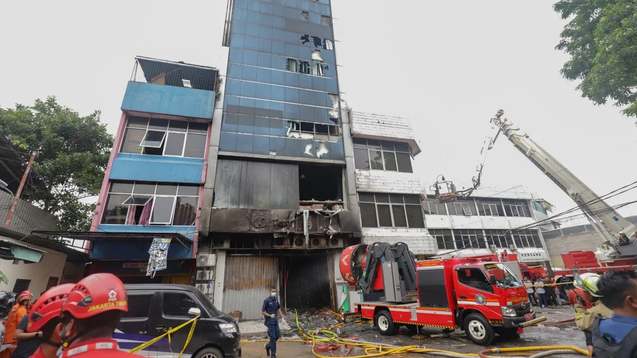 Mobil Smoke Removal Unit (SRU) mengeluarkan asap  di lokasi kebakaran  di gedung perkantoran Terra Drone di Jalan Letjen Suprapto, Cempaka Baru, Kemayoran, Jakarta Pusat Selasa (09/12/2025).