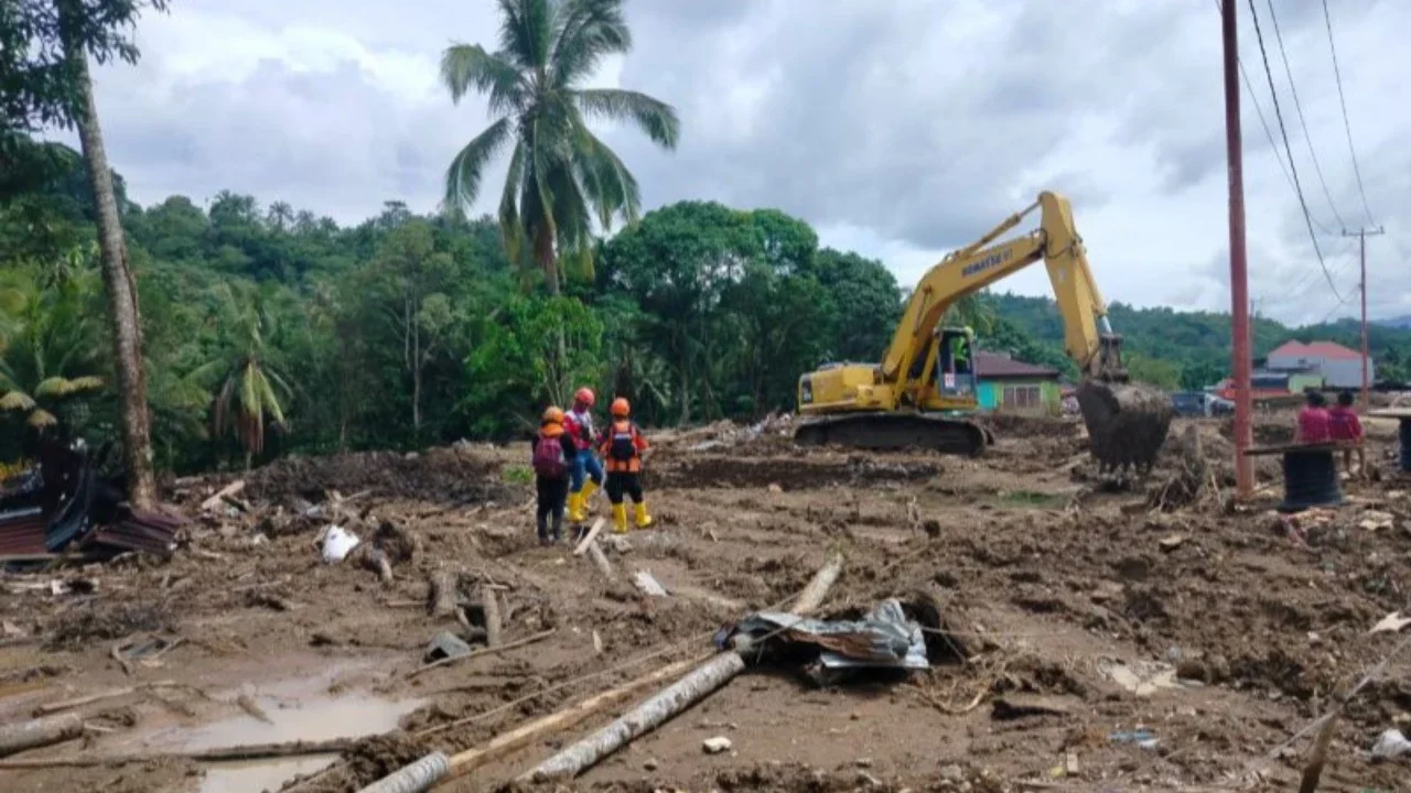 18 Eskavator Dikerahkan, Tim Gabungan Masih Cari 67 Korban Hilang Banjir Bandang di Palembayan Agam