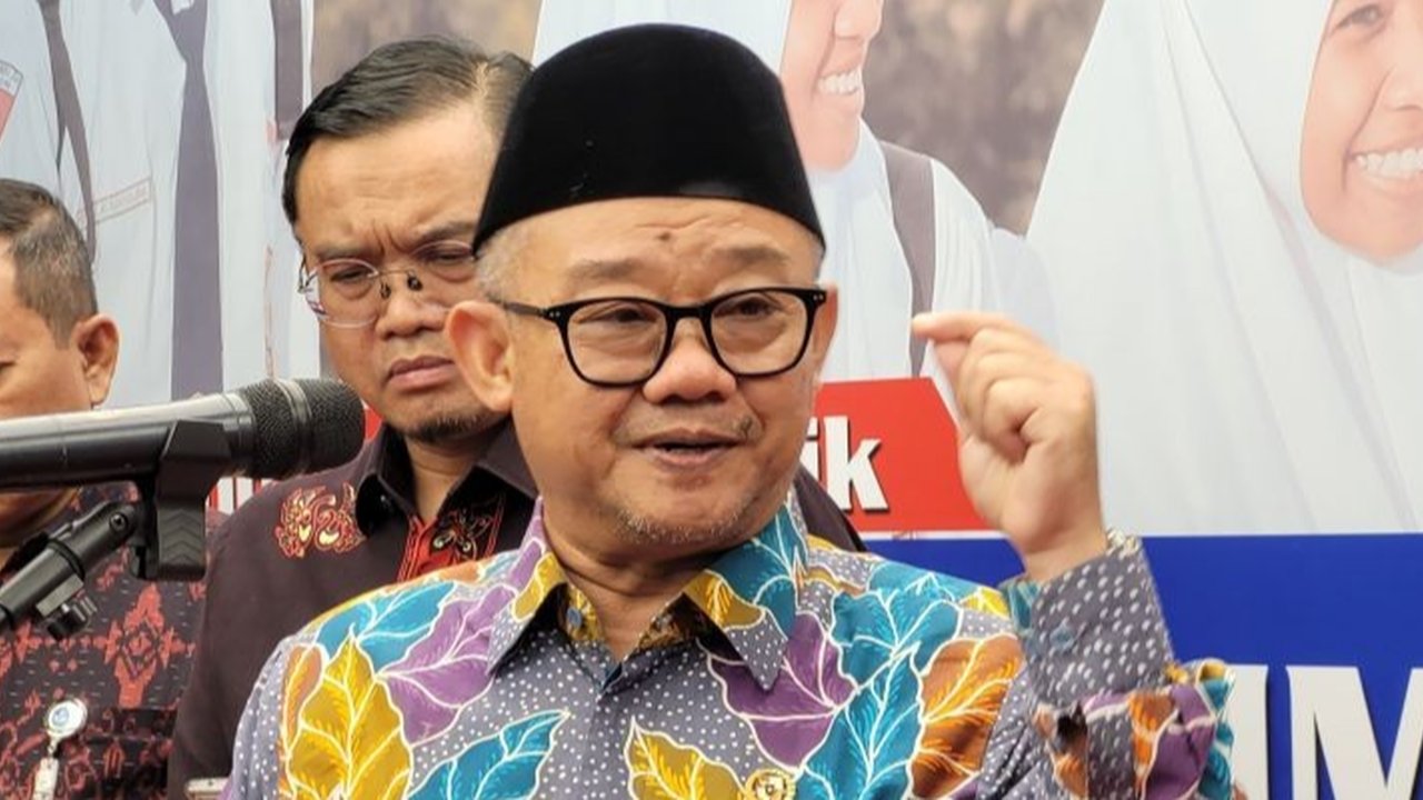 Mendikdasmen mengungkap empat jalur penerimaan siswa baru dalam Sistem Penerimaan Murid Baru (SPMB) 2025: jalur domisili, prestasi, afirmasi, dan mutasi, menggantikan PPDB dan memberikan akses pendidikan yang lebih merata.