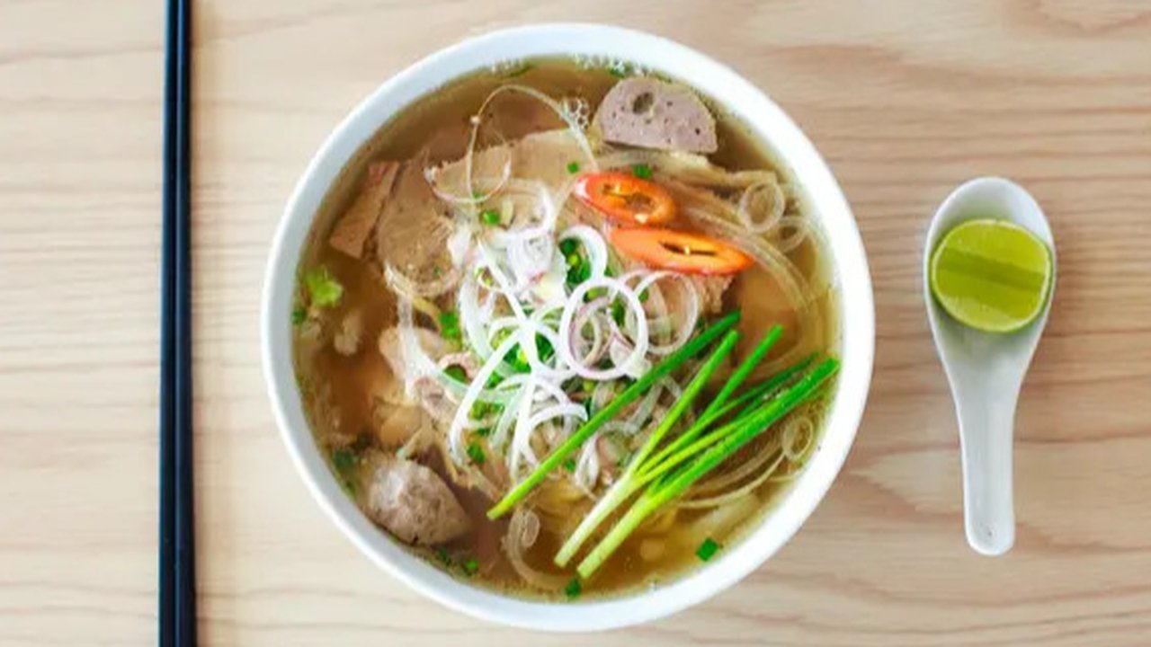 Soto ayam ala warung makan 'Ria Penyet' di South Melbourne, Australia. (Liputan6.com/Tanti Yulianingsih)