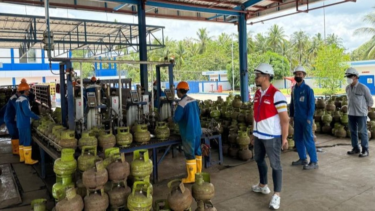 Pertamina Patra Niaga Regional Jawa Bagian Barat memastikan stok LPG 3 kg aman di DKI Jakarta dan sekitarnya, telah menambah stok dan berkoordinasi dengan pemerintah untuk penyaluran optimal selama libur panjang.