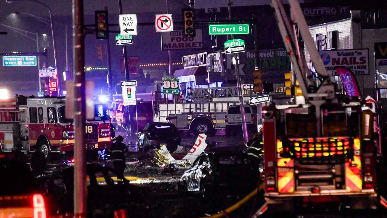 Puing-puing pesawat tergeletak di i lokasi kecelakaan pesawat di Philadelphia, Pennsylvania, AS, (31/01/2025).