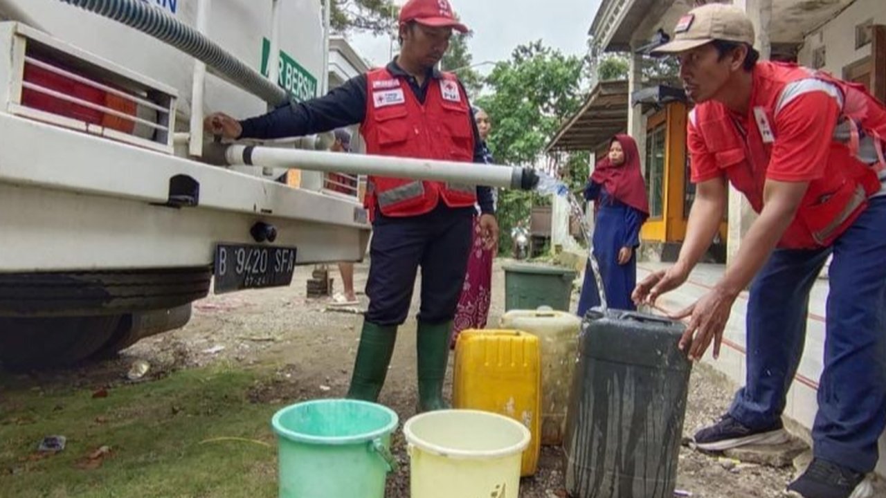 PMI Jember mendistribusikan 55.000 liter air bersih ke Desa Jambearum, Pringgowirawan, dan Rowosari di Kecamatan Sumberjambe pasca banjir bandang yang memutus saluran pipa air bersih, terutama di Dusun Sumber Kokap.