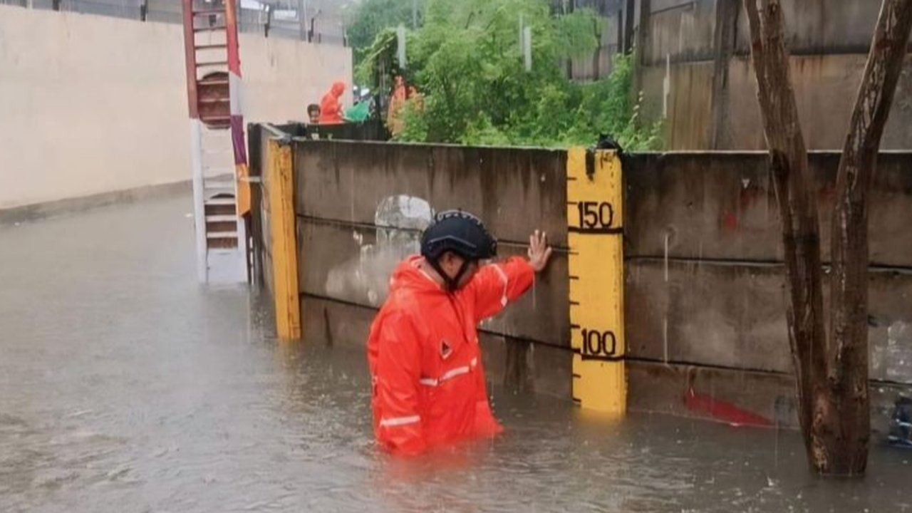 DPRD DKI Jakarta mendesak evaluasi sistem pengendalian banjir Jakarta karena gagal mengatasi hujan ekstrem; diperlukan peningkatan infrastruktur, koordinasi, dan penegakan aturan.