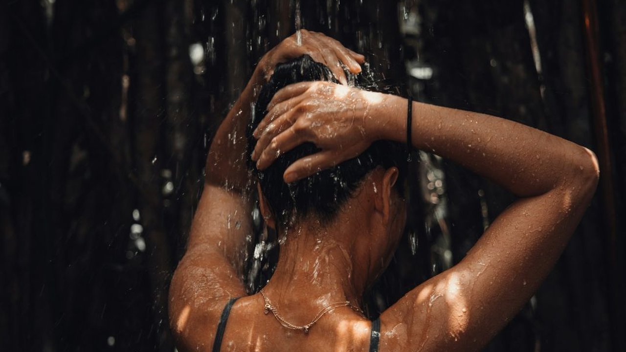 Banyak orang yang menganggap mandi di malam hari bisa menyebabkan berbagai masalah kesehatan. Padahal, mandi di malam hari memiliki berbagai manfaat kesehatan.