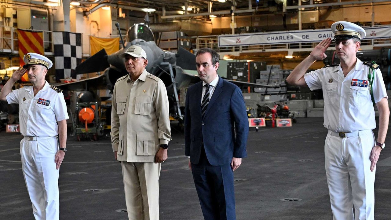 Menteri Pertahanan Prancis Sebastien Lecornu  dan Menteri Pertahanan  Sjafrie Sjamsoeddin di atas  kapal induk bertenaga nuklir milik Angkatan Laut Prancis, Charles de Gaulle (01/02/2025).