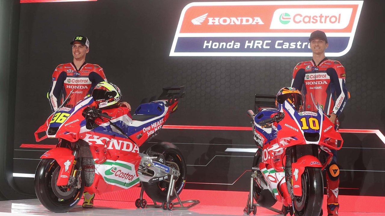 Pebalap MotoGP Honda Racing Corporation (HRC) Castrol  Luca Marini saat launching motor baru untuk MotoGP 2025 di pabrik PT Astra Honda Motor (AHM) di Cikarang, Jawa Barat, Sabtu (1/2/2025). 
foto: Bola.com/M. Iqbal Ichsan