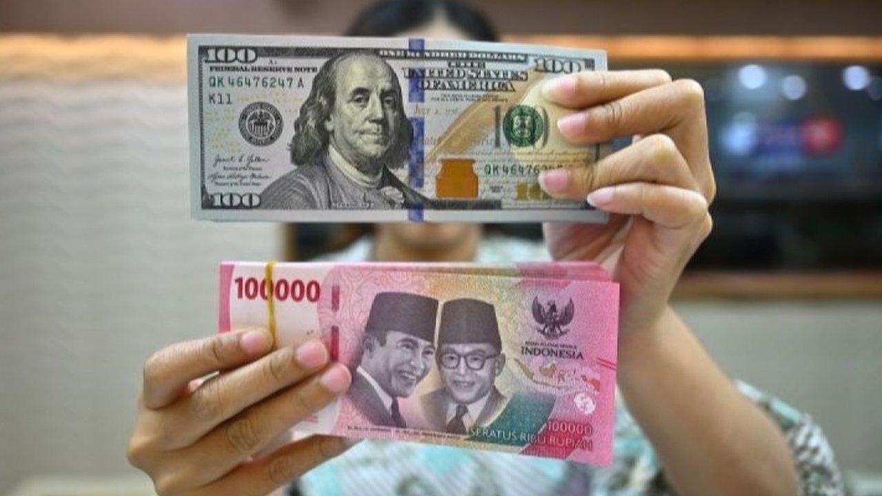 Nilai tukar rupiah terhadap dolar AS diperkirakan melemah setelah pernyataan hawkish The Fed terkait inflasi dan suku bunga, ditambah faktor ekonomi AS dan kebijakan Trump.
