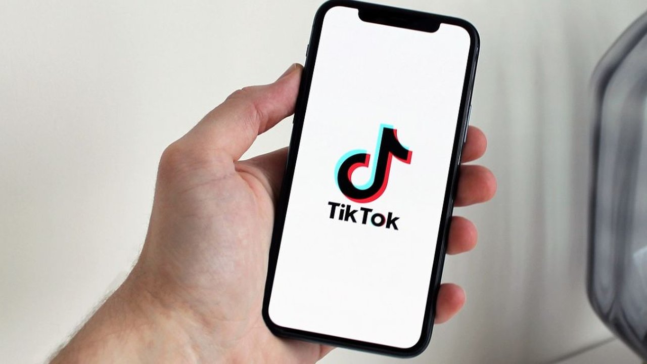 Atur privasi komentar di TikTok.