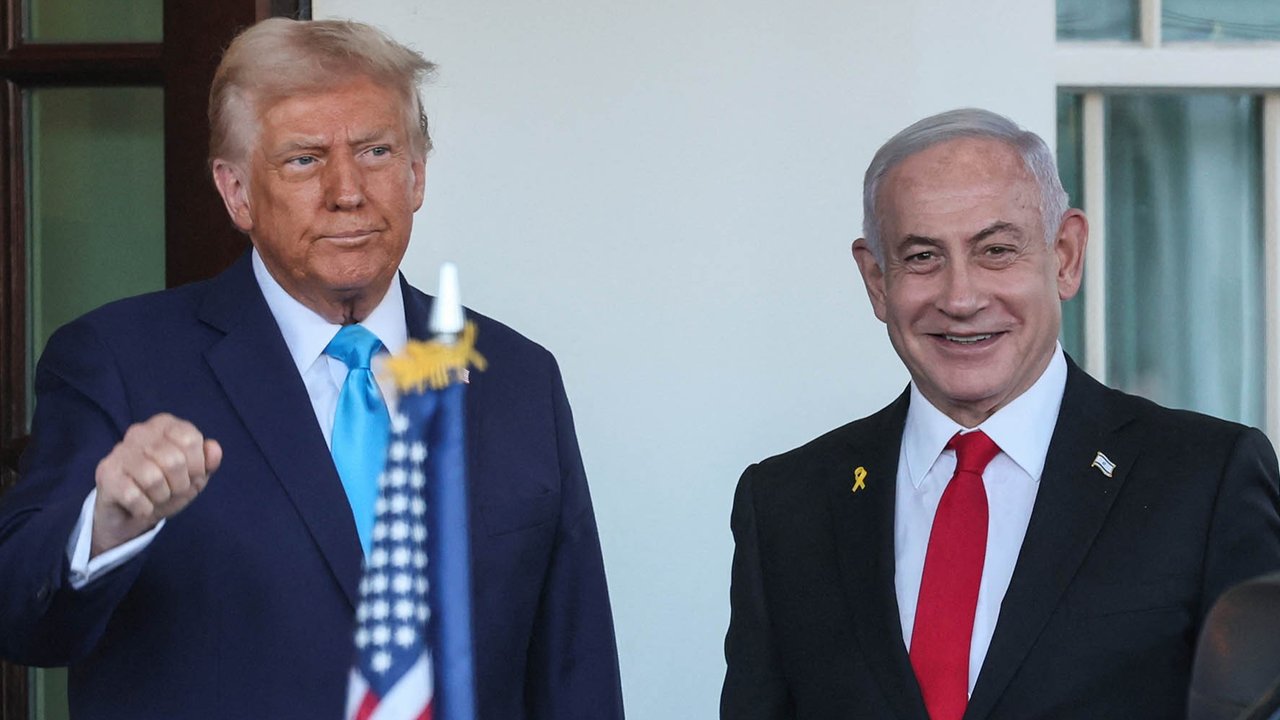 Presiden AS Donald Trump menyambut Perdana Menteri Israel Benjamin Netanyahu di pintu masuk Gedung Putih, Washington, AS, (04/02/2025)
foto: Reuters/ Leah Millis