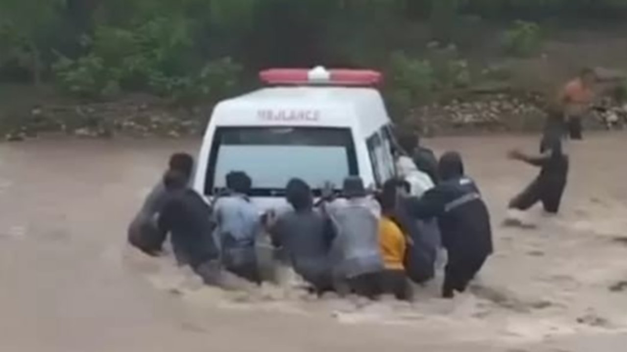 Viral Ambulans Nekat Terobos Banjir Demi Antar Ibu Hamil ke Rumah Sakit