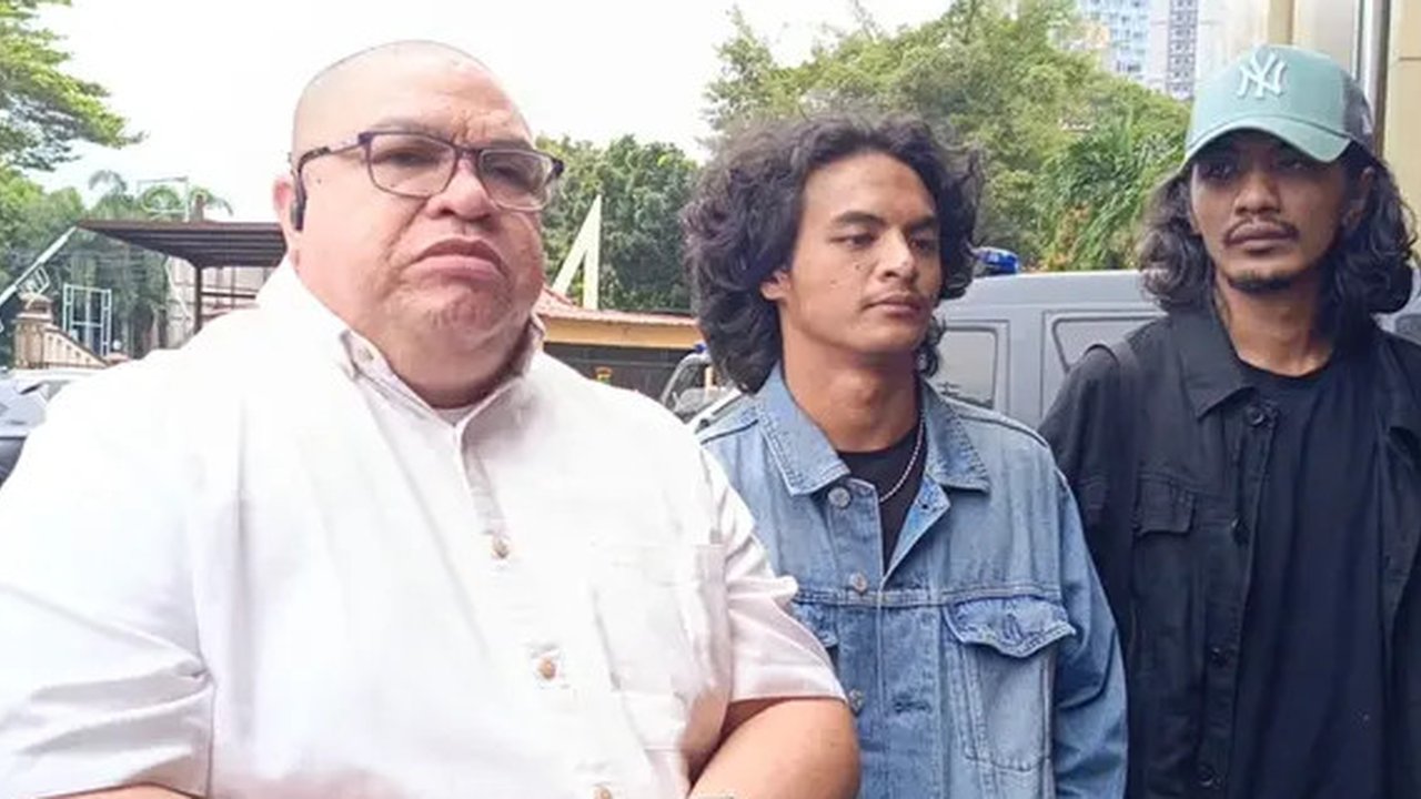 Vadel Badjideh bersama Martin Badjideh, kakaknya, mendatangi Polres Metro Jakarta Selatan