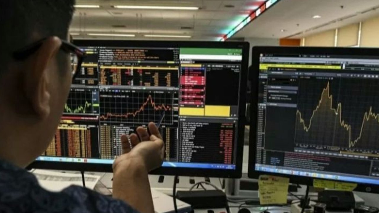 Karyawan memfoto layar pergerakan IHSG, Jakarta, Rabu (3/8/2022). Indeks Harga Saham Gabungan (IHSG) pada perdagangan di Bursa Efek Indonesia, Rabu (3/08/2022), ditutup di level 7046,63. IHSG