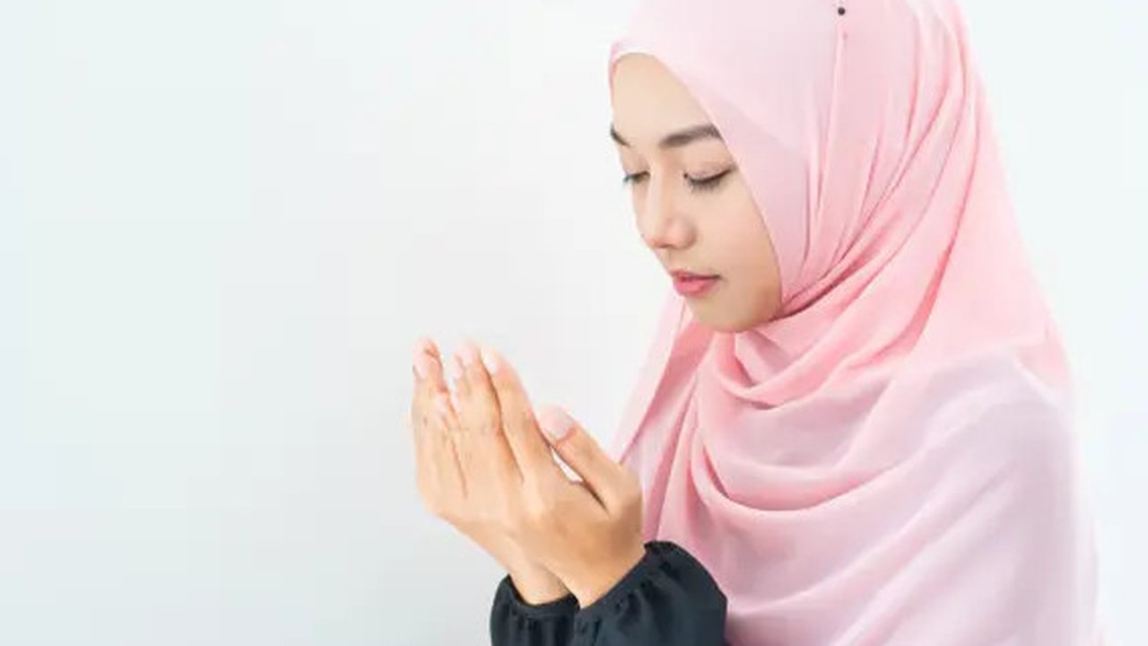 Ilustrasi membaca doa puasa Credit: pexels.com/pixabay