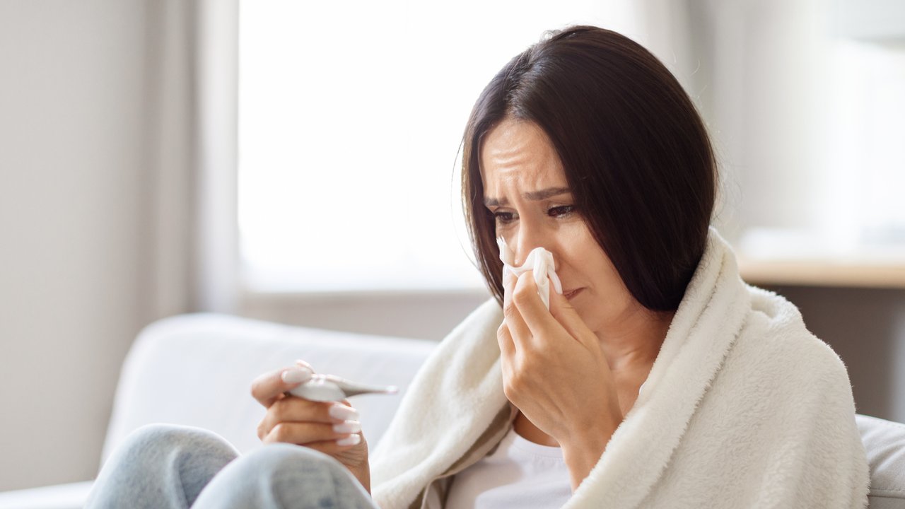 Ilustrasi seseorang terkena flu.