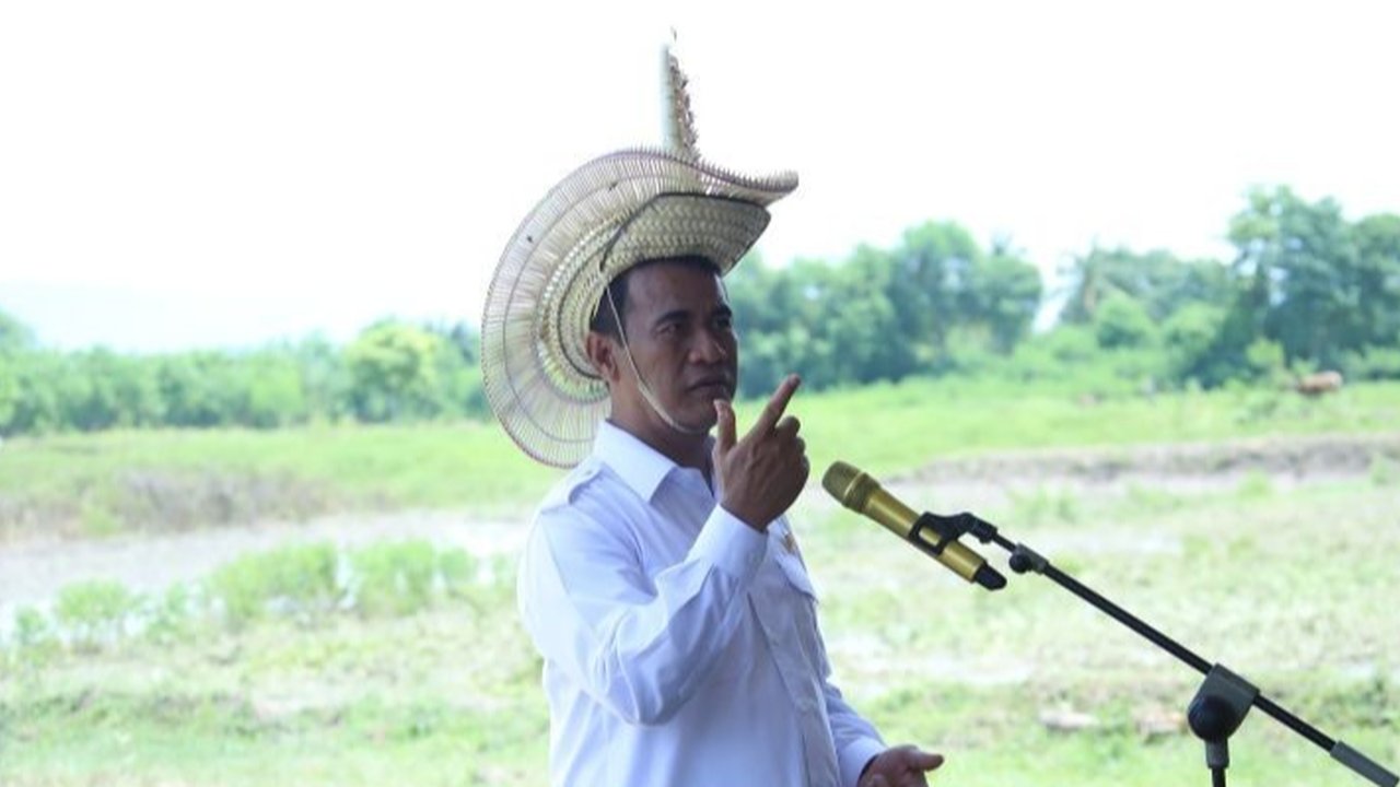 Menteri Pertanian Andi Amran Sulaiman mengecam praktik impor singkong yang merugikan petani lokal di Lampung, dan mengancam akan menindak tegas para importir yang tidak mengutamakan produk dalam negeri.