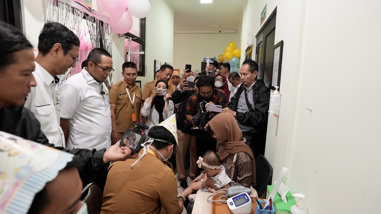 Kepala Komunikasi Kepresidenan Hasan Nasbi saat melakukan kunjungan ke Puskesmas Wanakerta Kecamatan Telukjambe Barat, Kabupaten Karawang.