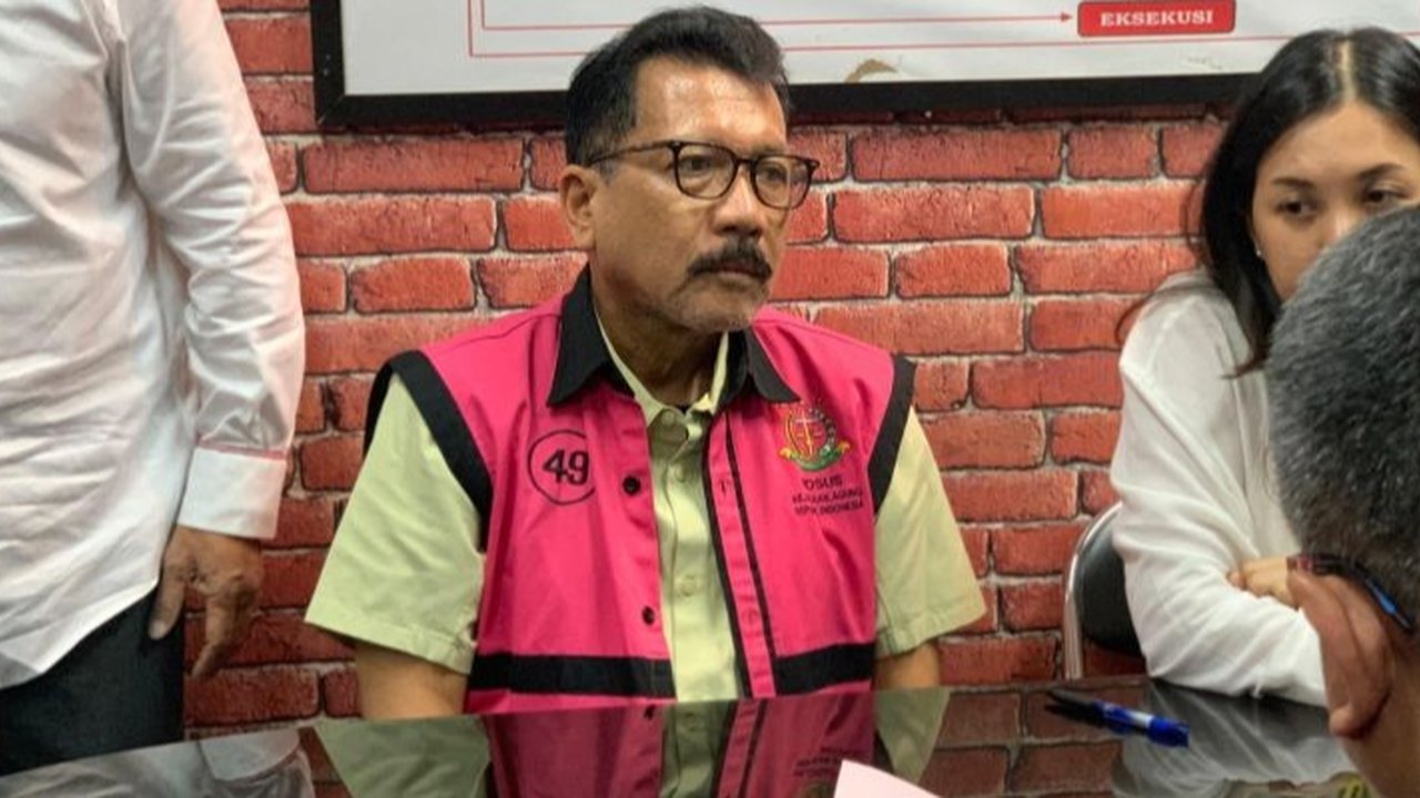 Kejaksaan Agung (Kejagung) resmi menyerahkan tersangka Zarof Ricar, mantan Kepala Balitbang Kumdil MA, kepada JPU terkait kasus dugaan suap dalam penanganan perkara kasasi Ronald Tannur, dan kini siap menghadapi proses persidangan.