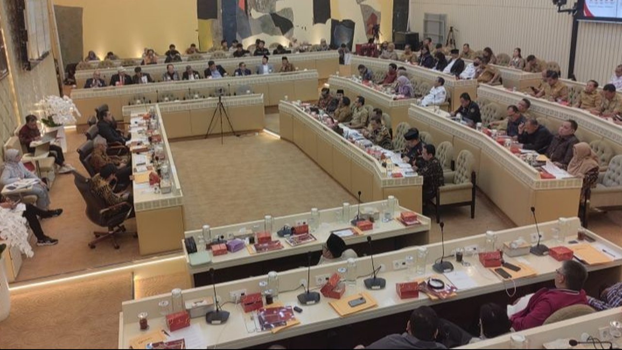 Komisi III DPR mendorong penggunaan CCTV di kepolisian untuk meningkatkan transparansi dan akuntabilitas penegakan hukum, terutama setelah kasus dugaan salah tangkap empat anak di Tasikmalaya.