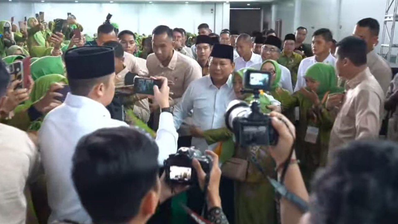 Prabowo Dipeluk Emak-Emak