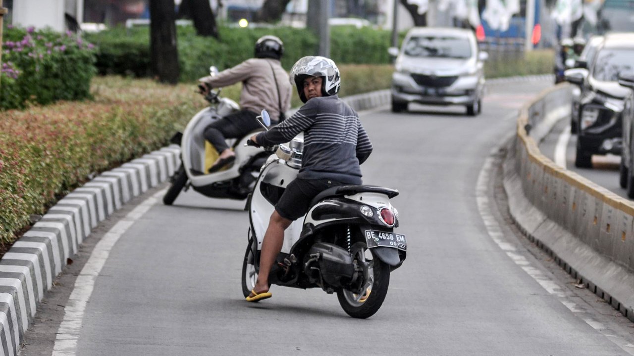 Pengendara sepeda motor berputar arah saat menghindari razia di jalur Bus Transjakarta di Jalan Kramat Raya, Kecamatan Senen, Jakarta, Kamis (21/7/2022). Razia digelar untuk menindak para pengendara yang tidak disiplin demi menghindari kemacetan serta mencegah terjadi kecelakaan di jalur Bus Transjakarta. (merdeka.com/Iqbal S. Nugroho)