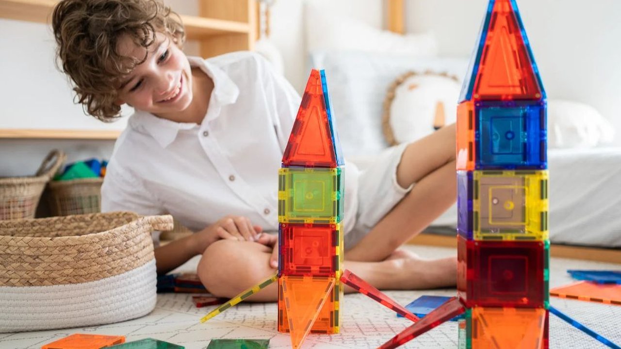 Ilustrasi Anak Main Magnetic Tiles