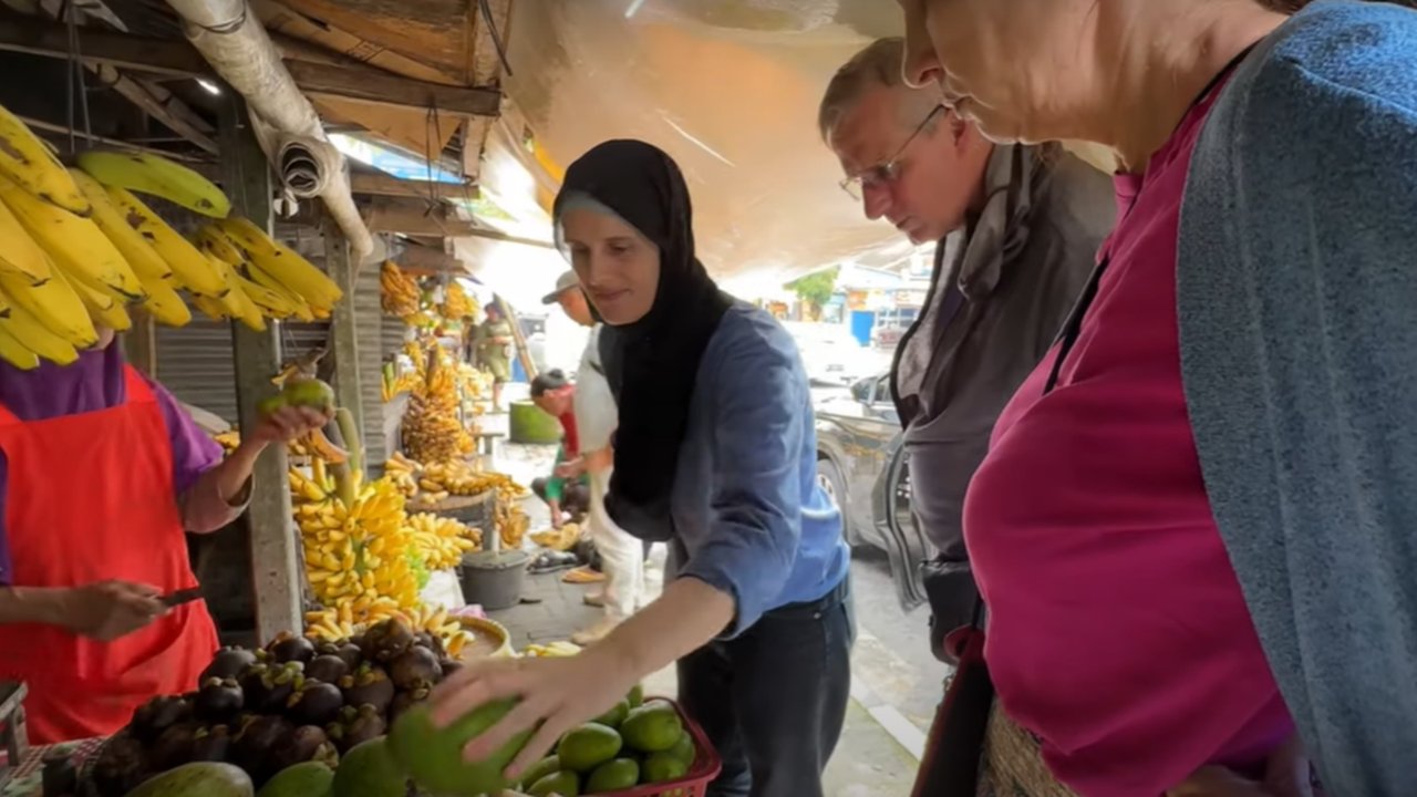 Diajak Jalan-jalan sama Sang Anak, Orangtua Bule Jerman Beli Buah-buahan di Pinggir Jalan 'Rasanya Aneh'