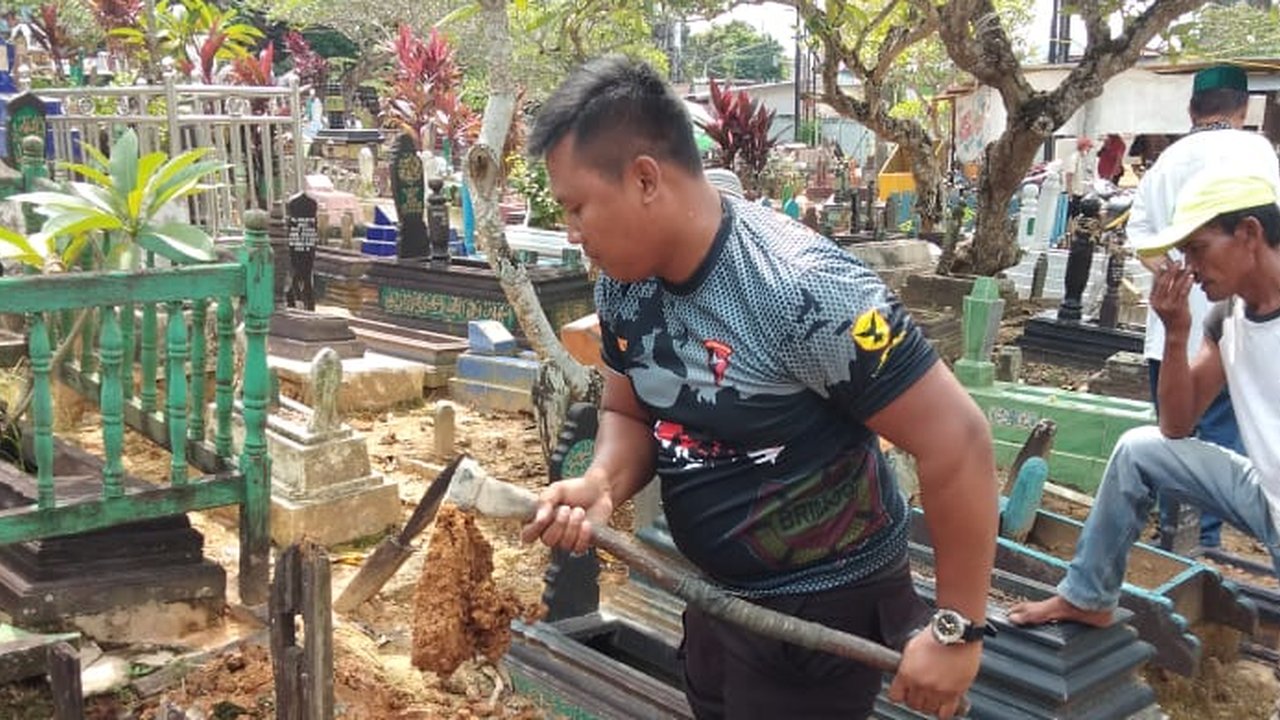 polisi jadi tukang gali kubur