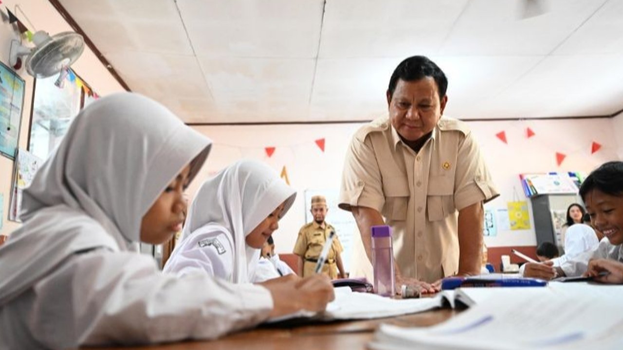 Presiden Prabowo Subianto melakukan peninjauan mendadak terhadap program Makan Bergizi Gratis (MBG) di beberapa SD dan dapur SPPG di Kota Bogor, Jawa Barat, untuk memastikan anak-anak mendapatkan asupan gizi terbaik dan proses belajar mengajar berjalan la