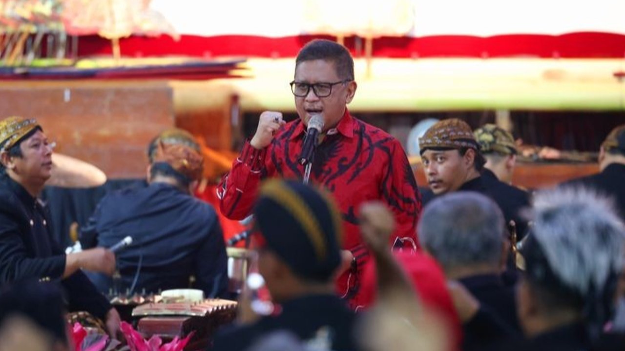 Sekjen PDIP, Hasto Kristiyanto, menjelaskan bahwa pagelaran wayang 'Wisanggeni Lahir' merefleksikan perjalanan dan nilai-nilai kebatinan partai, khususnya terkait keadilan, kesetiaan, dan pentingnya introspeksi diri.