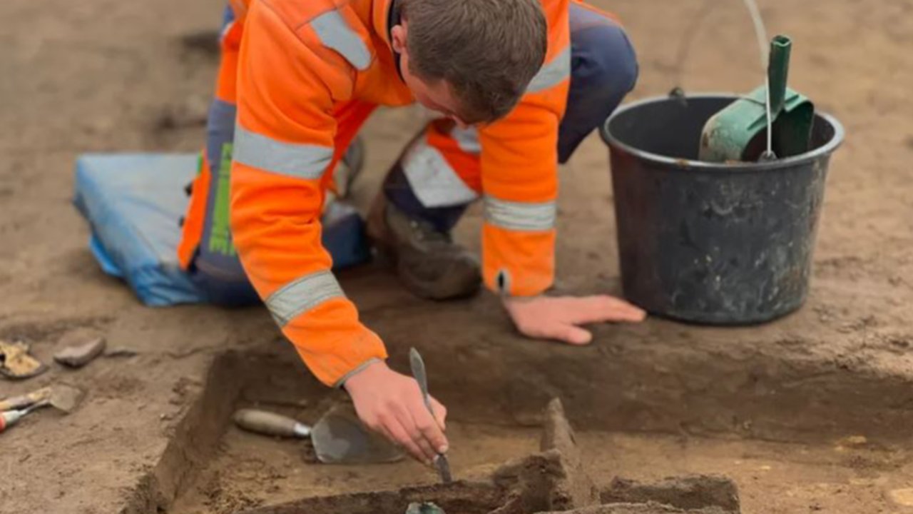 Arkeolog Temukan Tumpukan Senjata Berusia 1.500 Tahun, Berisi Tombak Sampai Rantai