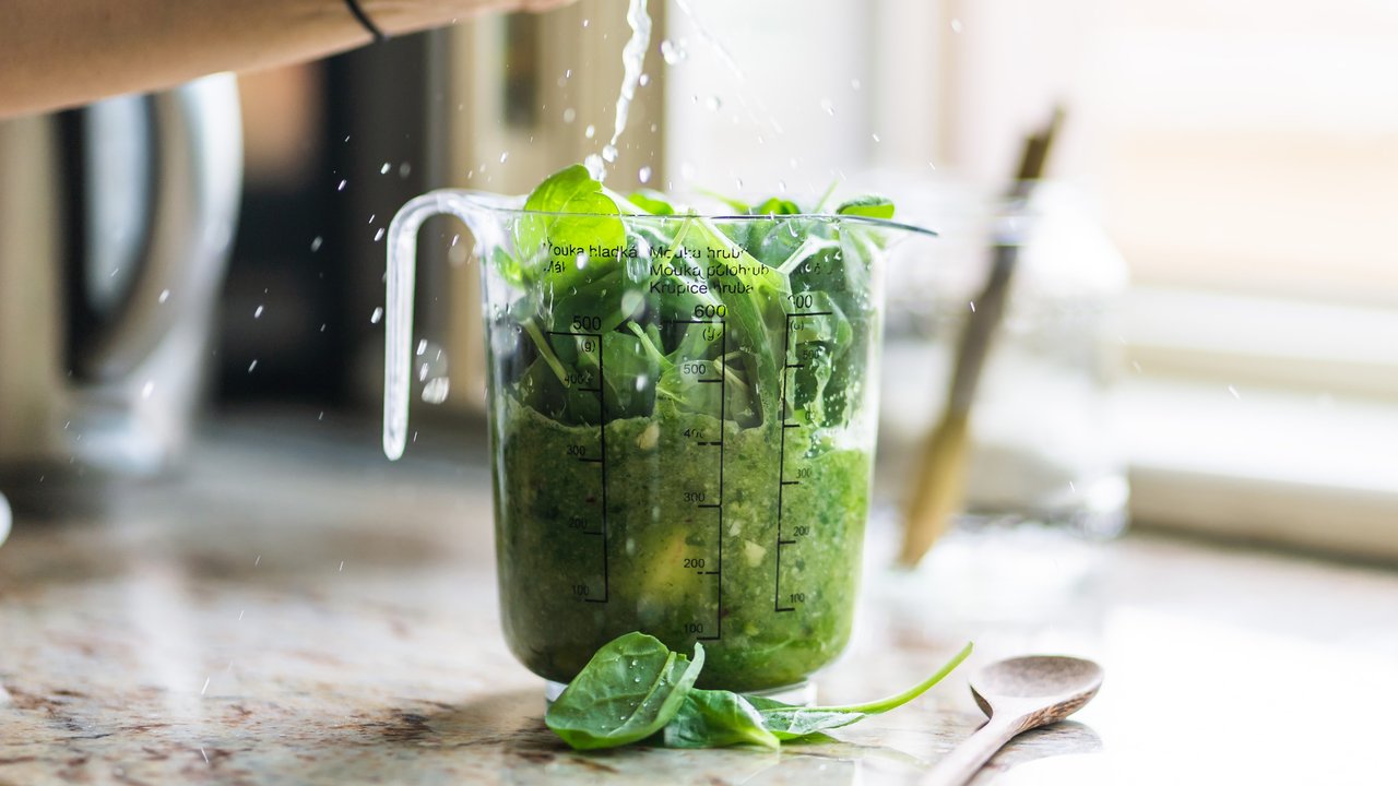 Jus bayam apel untuk detoksifikasi, menurunkan kolesterol, dan melancarkan pencernaan. (Foto: Unsplash/Jan Sedivy)