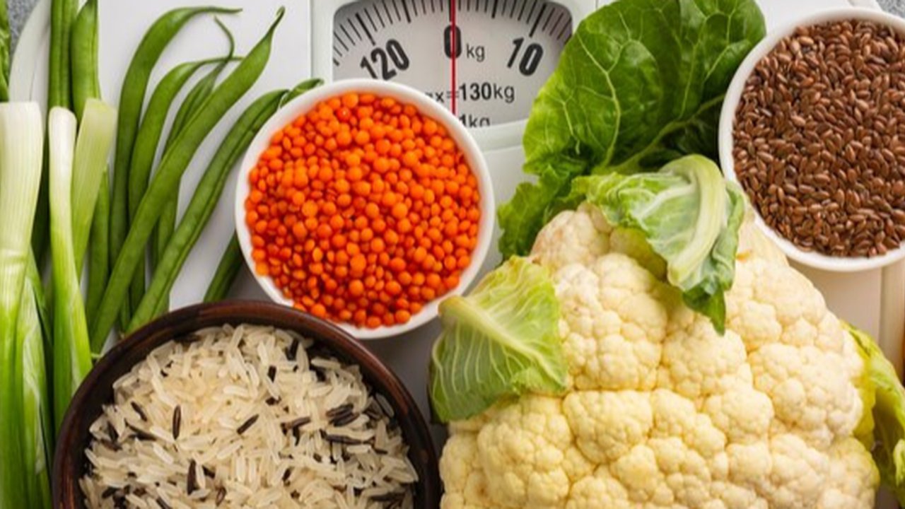 Bahan makanan yang terdiri dari beras dan sayuran beserta timbangan badan (Foto Dok: Freepik/freepik).