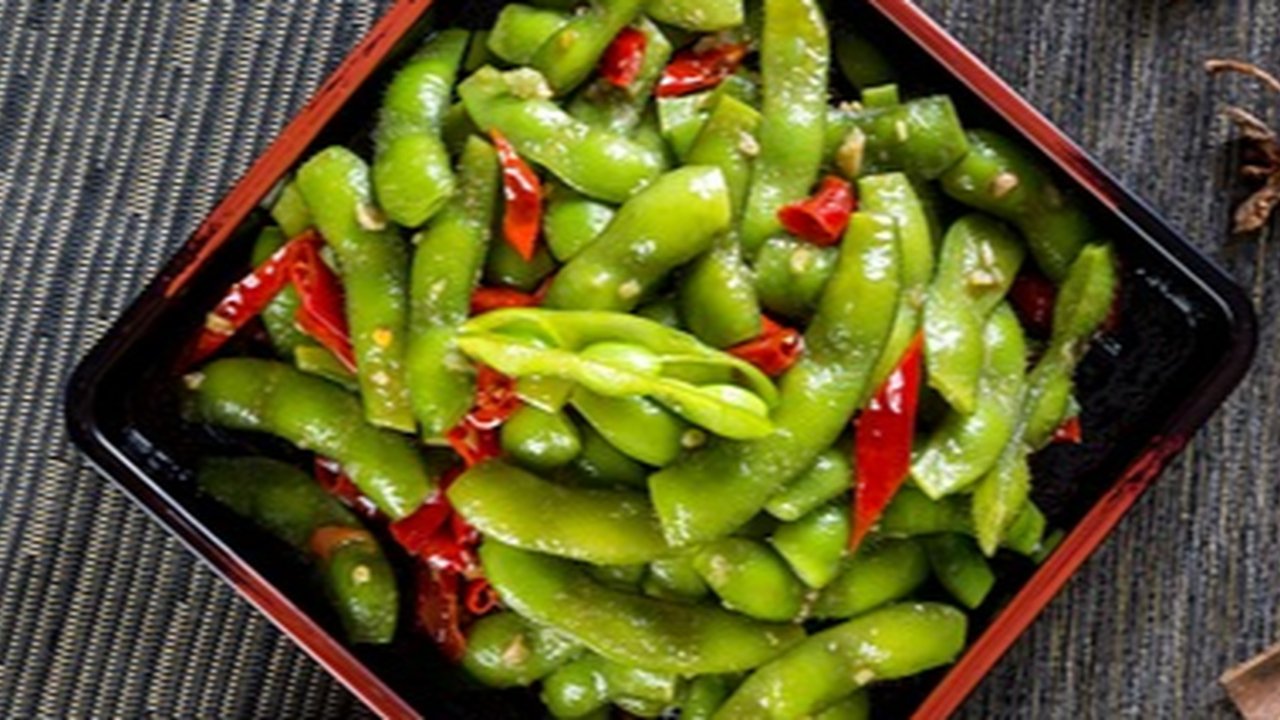 Dua mangkuk kacang edamame. (Liputan6.com/Wikimedia Commons/maxhabitatgirl)
