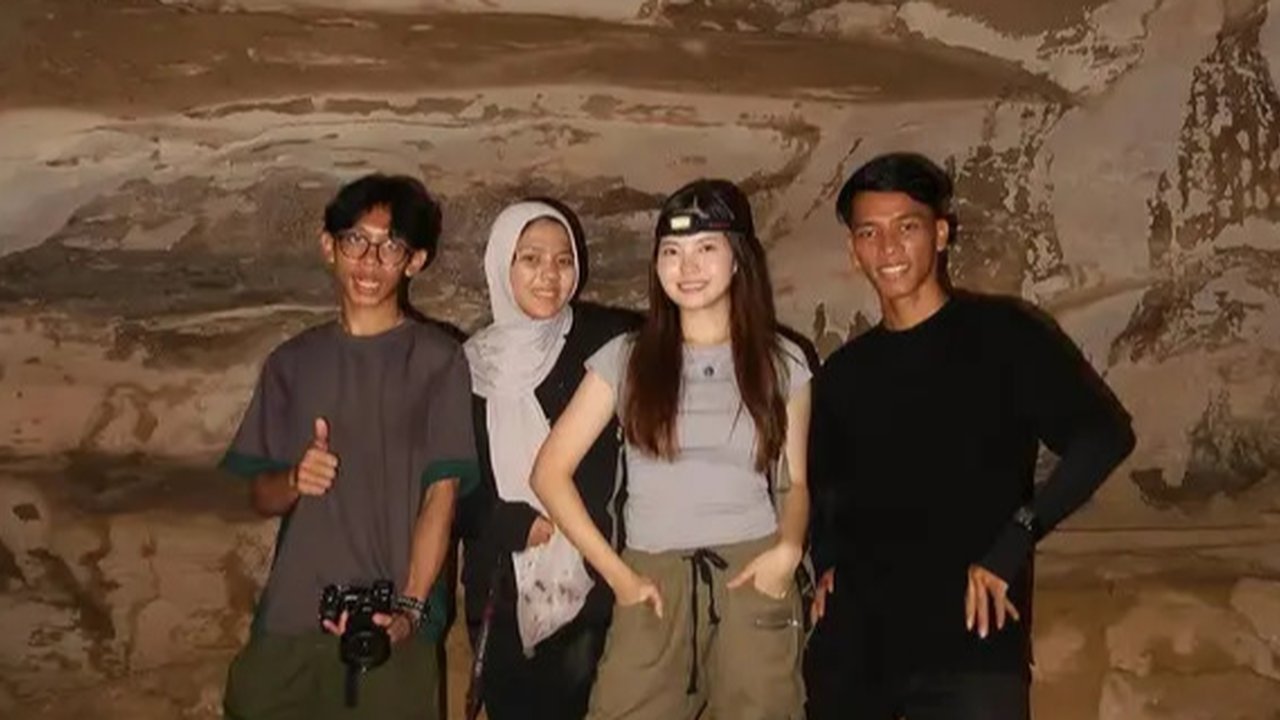 Erika Richardo cari lukisan tertua di dunia yang ada diSulawesi. (sumber: Instagram/jerhemynemo/erikarichardo)