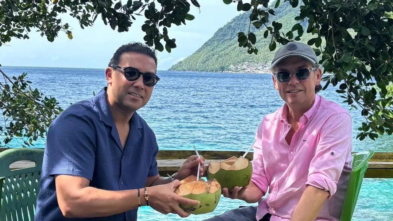 Penampilan Asisten Pelatih Timnas Alex Pastoor & Landzaat Curi Perhatian, Seruput Kelapa di Ternate
