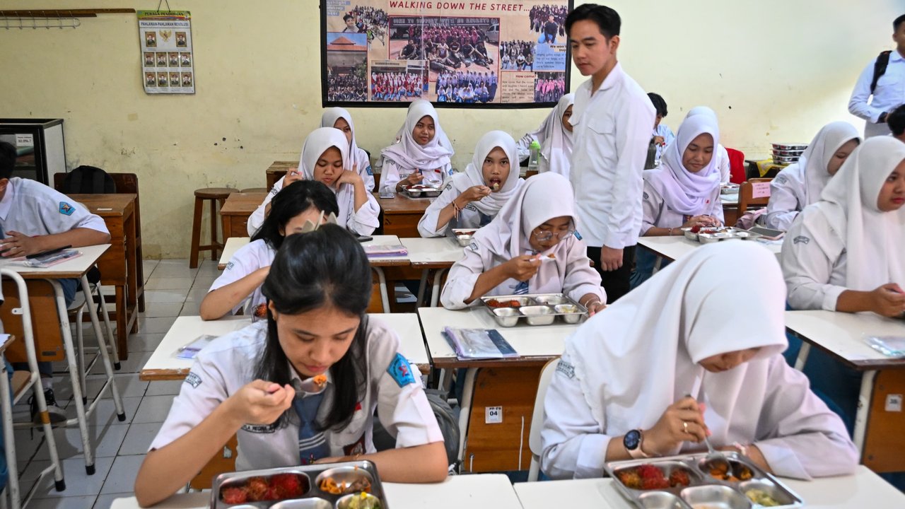 Gibran Cek Makan Bergizi Gratis di Surabaya