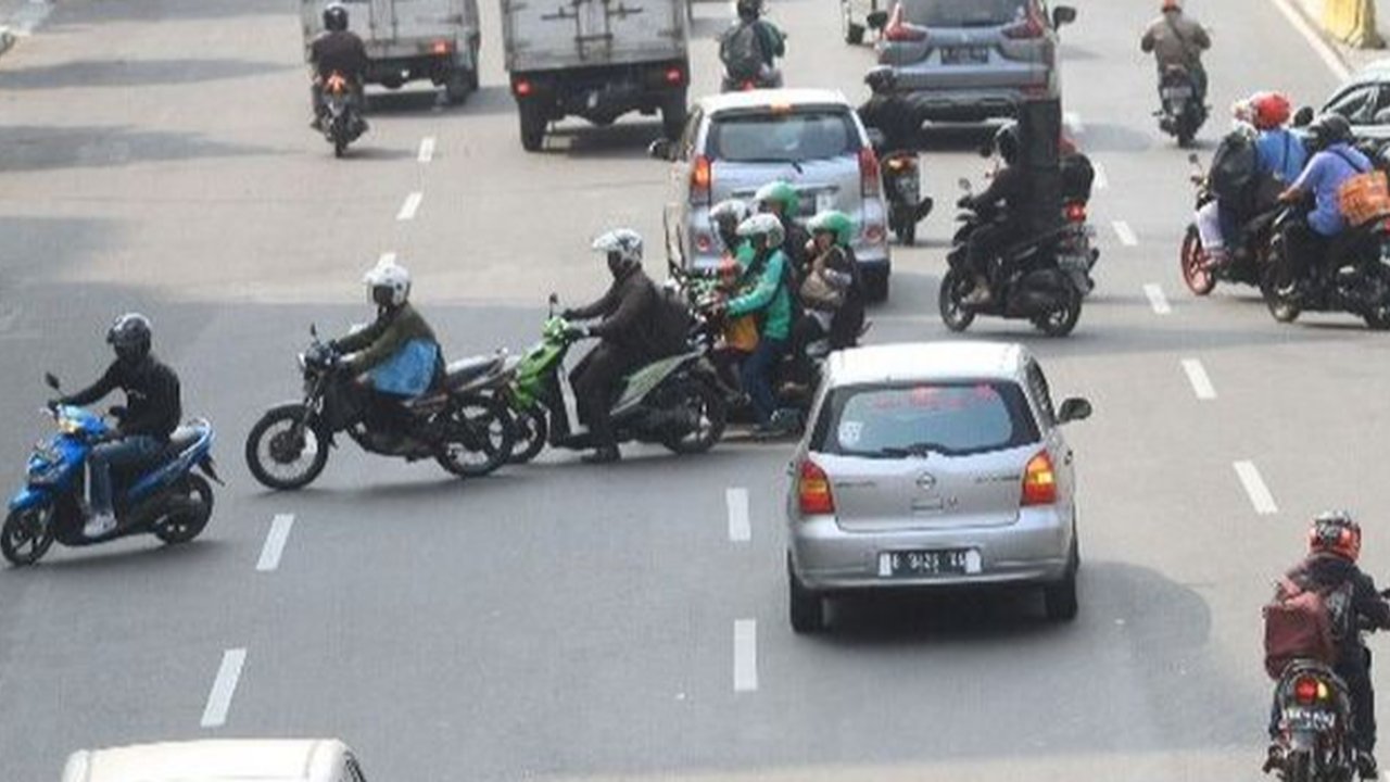 Ilustrasi pemotor melawan arus.