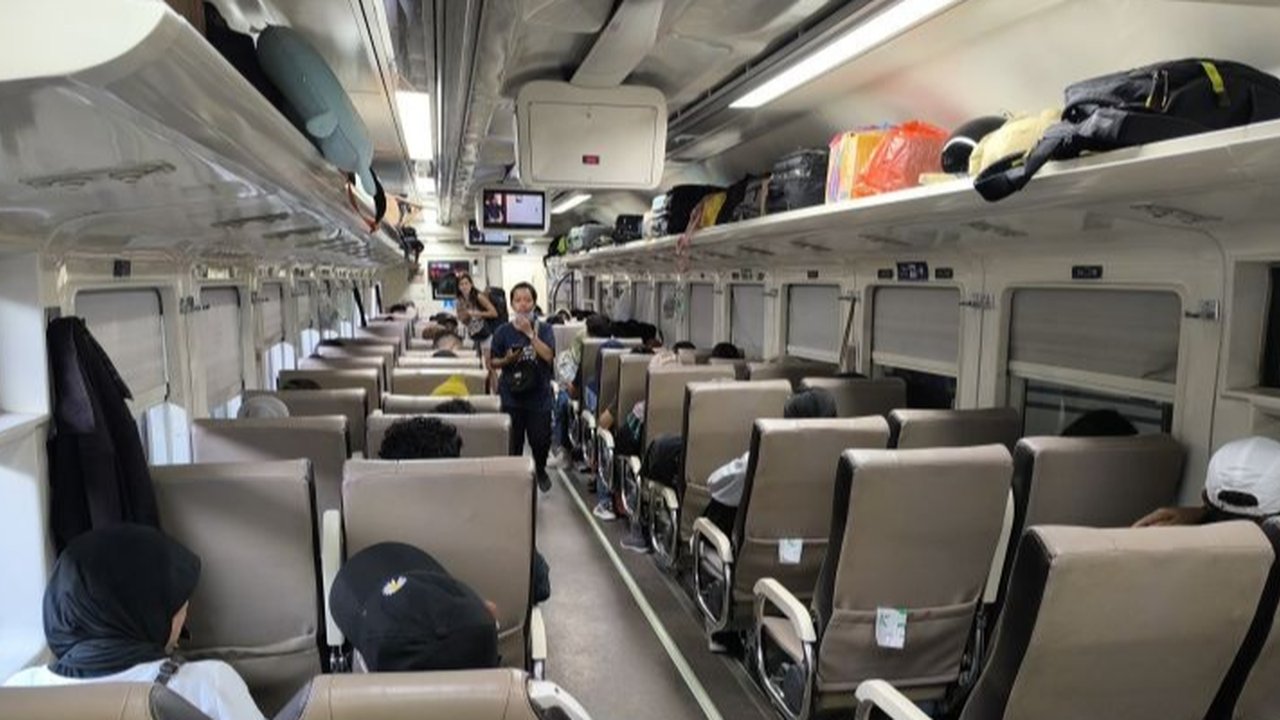 Daop 9 Jember menambah kapasitas tempat duduk kereta api untuk Lebaran 2025 menjadi 8.536 kursi per hari, meningkat 15 persen dari tahun sebelumnya, dengan pemesanan tiket dibuka 45 hari sebelum keberangkatan.