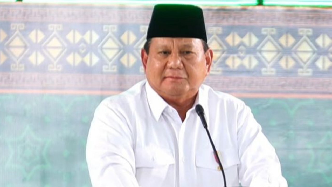 Presiden Prabowo Subianto mengkritik oknum birokrat yang melawan kebijakan efisiensi anggaran dan merasa kebal hukum, menantang mereka untuk berhadapan langsung dengan rakyat.
