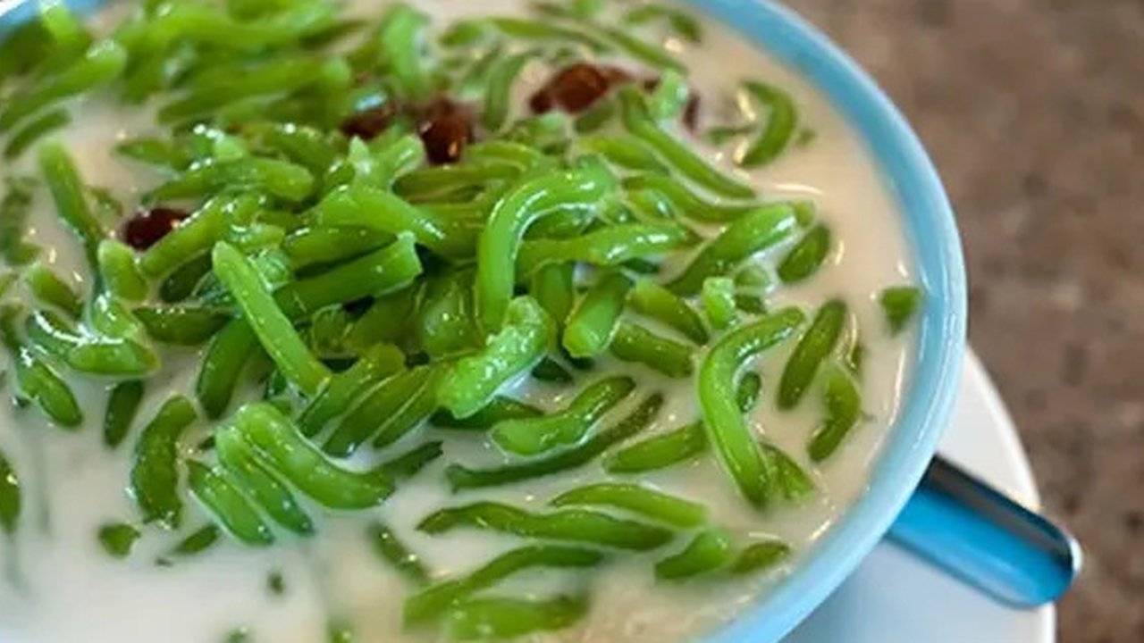 Cendol, dawet, dan cincau merupakan minuman tradisional yang populer di Indonesia.