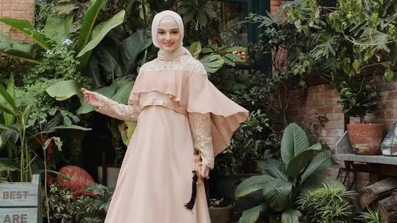 Gamis Layer Dengan Belt (Sumber instagram: @diniyaan)