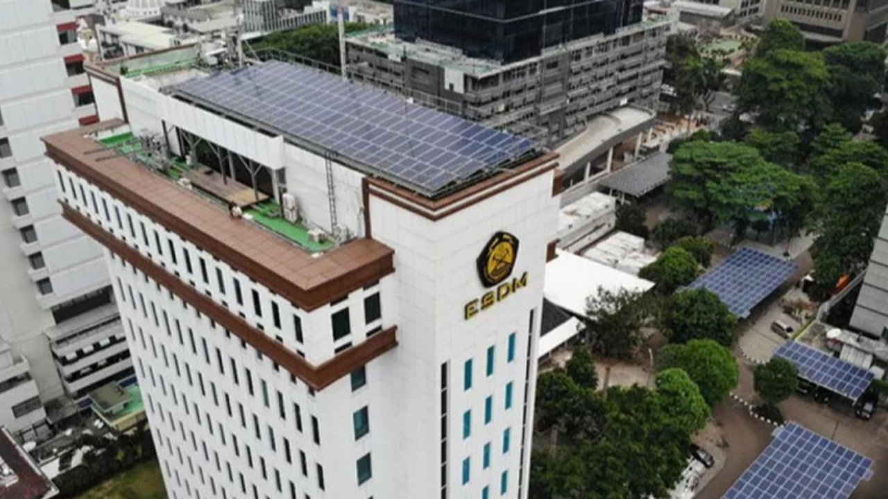 Kejaksaan Agung menggeledah kantor Ditjen Migas Kementerian ESDM pada Senin, 10 Februari 2024, untuk mengumpulkan data dan dokumen terkait suatu perkara yang masih dirahasiakan; Kementerian ESDM menyatakan menghormati proses hukum tersebut.