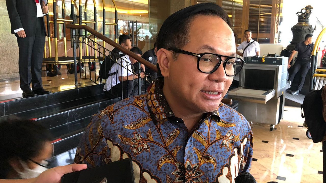<p>Wakil Menteri II BUMN Kartika Wirjoatmodjo saat ditemui di acara Asia Pasific Tax Forum, di Hotel Arya Duta, di Jakarta, Rabu (3/5/2023). Kartika angkat bicara terkait rencana impor kereta rel listrik (KRL) bekas untuk menggantikan sejumlah KRL Jabodetabek. (Tira/Liputan6.com)</p>