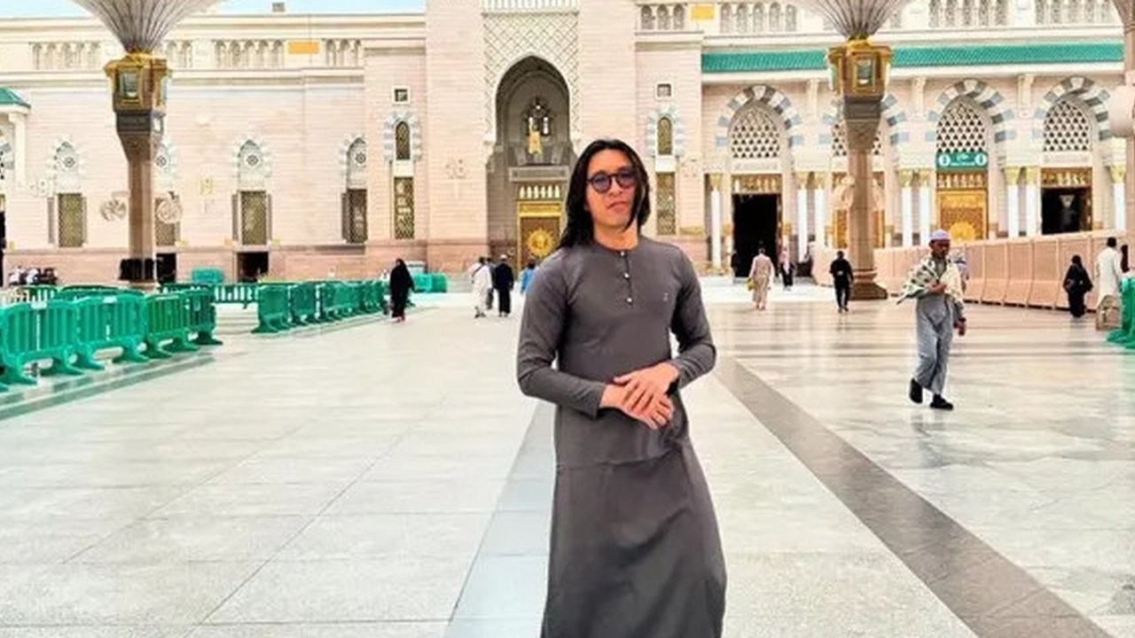 Potret dr. Tirta dan Sang Istri Nisa An Nashr Umroh (Sumber: x/annn_ashr)