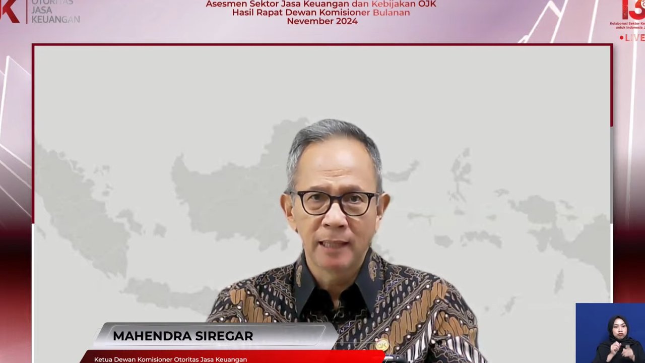 Ketua Dewan Komisioner Otoritas Jasa Keuangan (OJK) Mahendra Siregar dalam Konferensi Pers RDKB, Jumat (13/12/2024). (Tira/Liputan6.com)