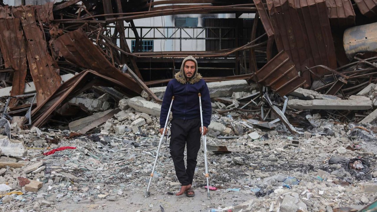 Warga Palestina berpose di depan rumahnya yang hancur di Jabalia, Jalur Gaza utara, pada 9 Februari 2025.